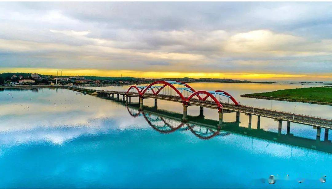 养马岛大桥作为胶东地区首座跨海大桥,全长1870米,从远处眺望犹如一对
